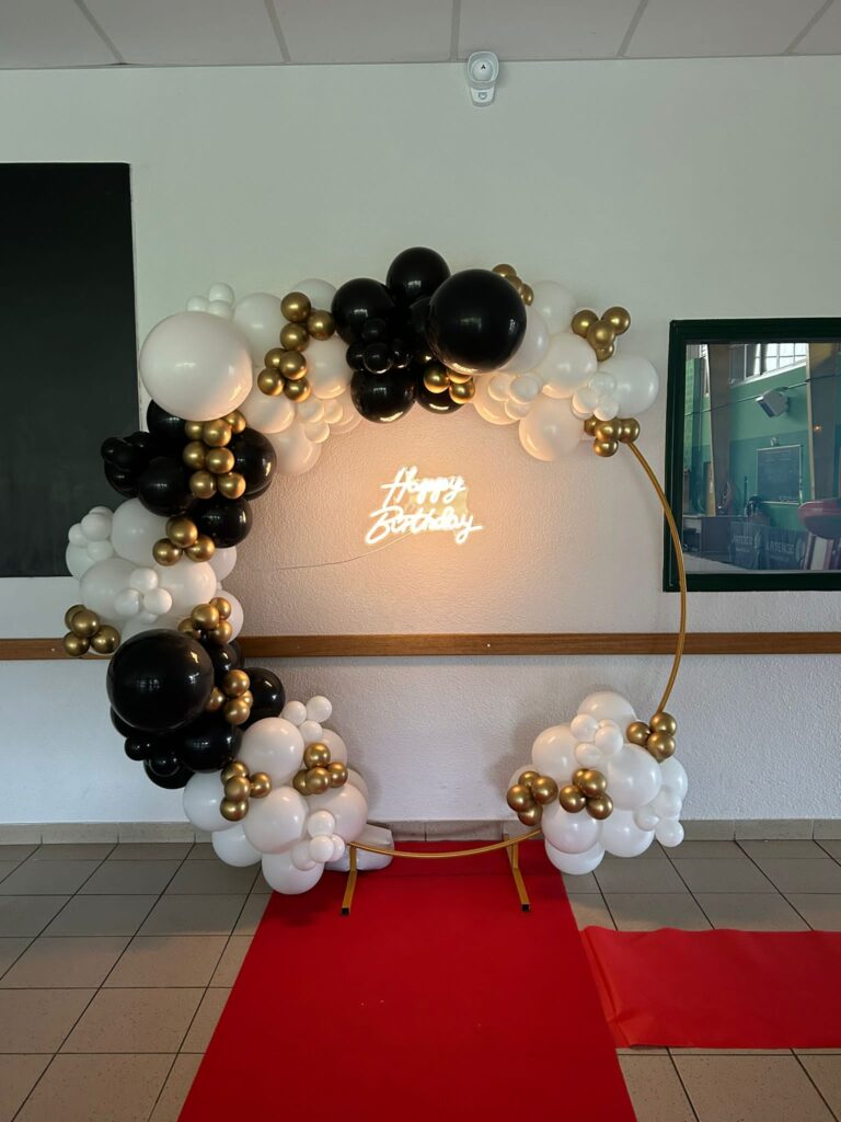 décorateur d'évènement décoration d'anniversaire arche de ballons scénographie de ballons thème cinema Morbihan vannes Bretagne Loire Atlantique