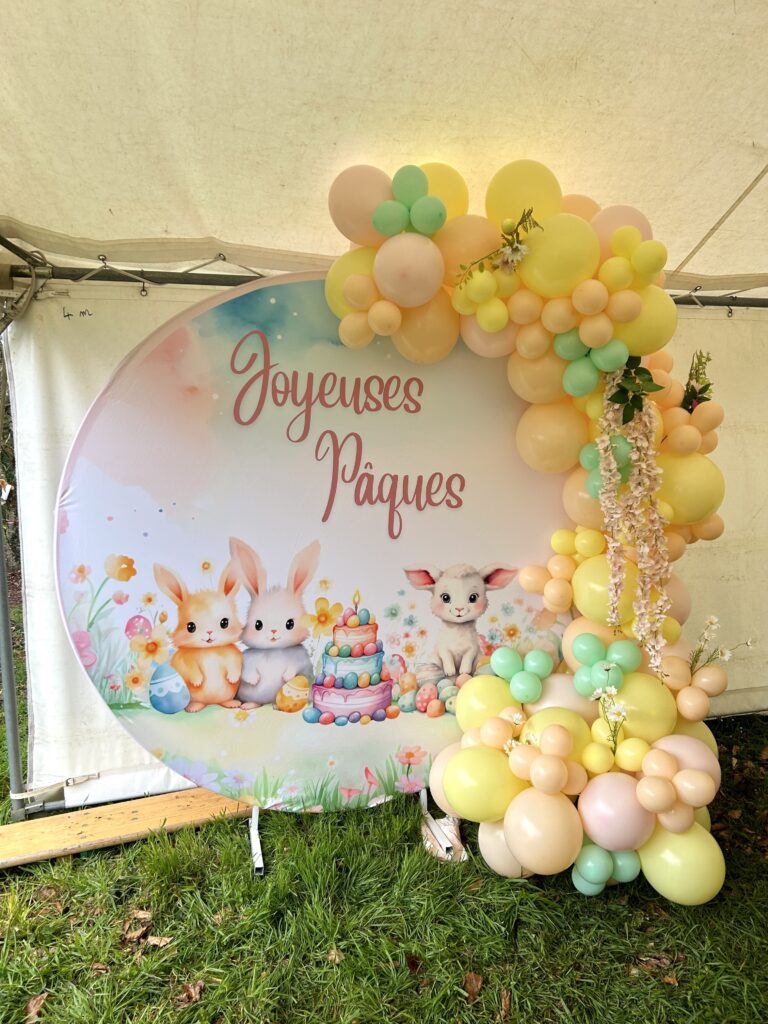 Décoration arche de ballons pâques pour évènement chasse à l'œuf entreprise mascotte lapin Morbihan bretagne Lorient vannes Nantes