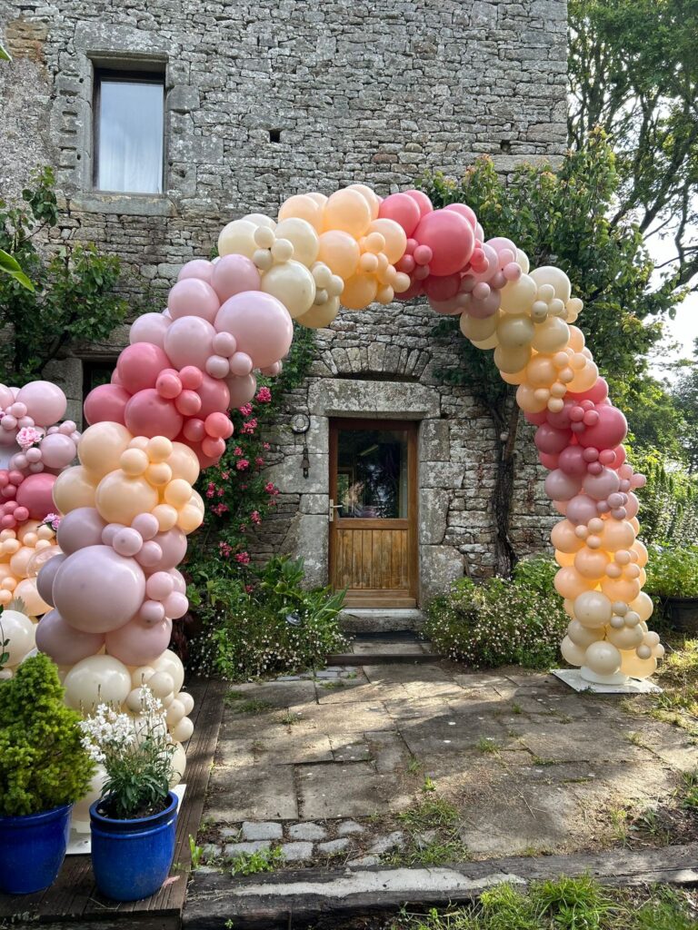 décoration pas cher bapteme arche de ballons guirlande de ballons arche de fleurs Morbihan Bretagne Loire Atlantique vannes Lorient Nantes