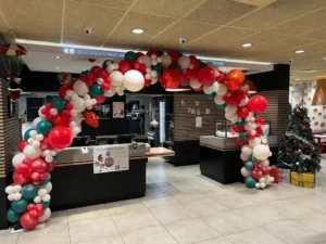 Arche de ballons pour Noel au macdonald's de Vannes