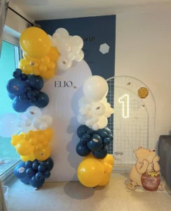 Arche de ballons winnie avec fond personnalisé