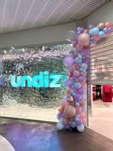 Inauguration arche de ballons undiz