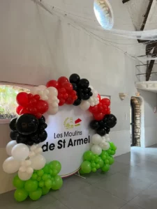 Séminaire d'entreprise avec arche de ballons dans le Morbihan