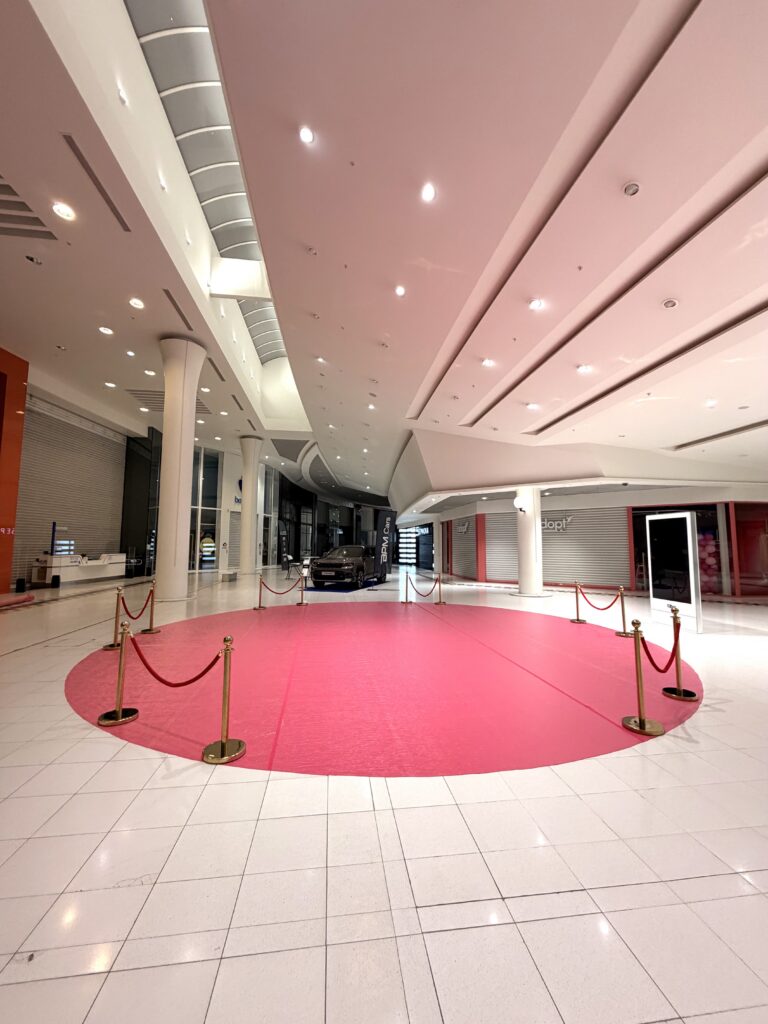 décoration centre commercial arche de ballons arche de fleur décoration galerie marchande colonne de ballons hypermarché supermarché