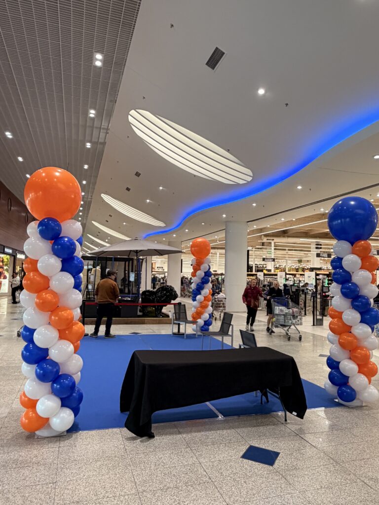 décoration centre commercial arche de ballons arche de fleur décoration galerie marchande colonne de ballons hypermarché supermarché