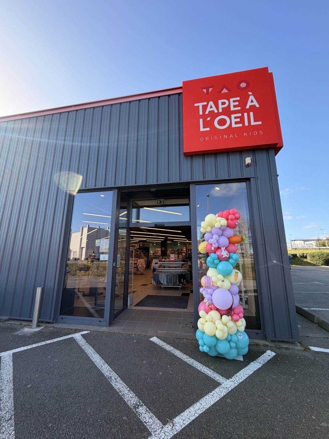 décoration centre commercial arche de ballons arche de fleur décoration galerie marchande colonne de ballons hypermarché supermarché