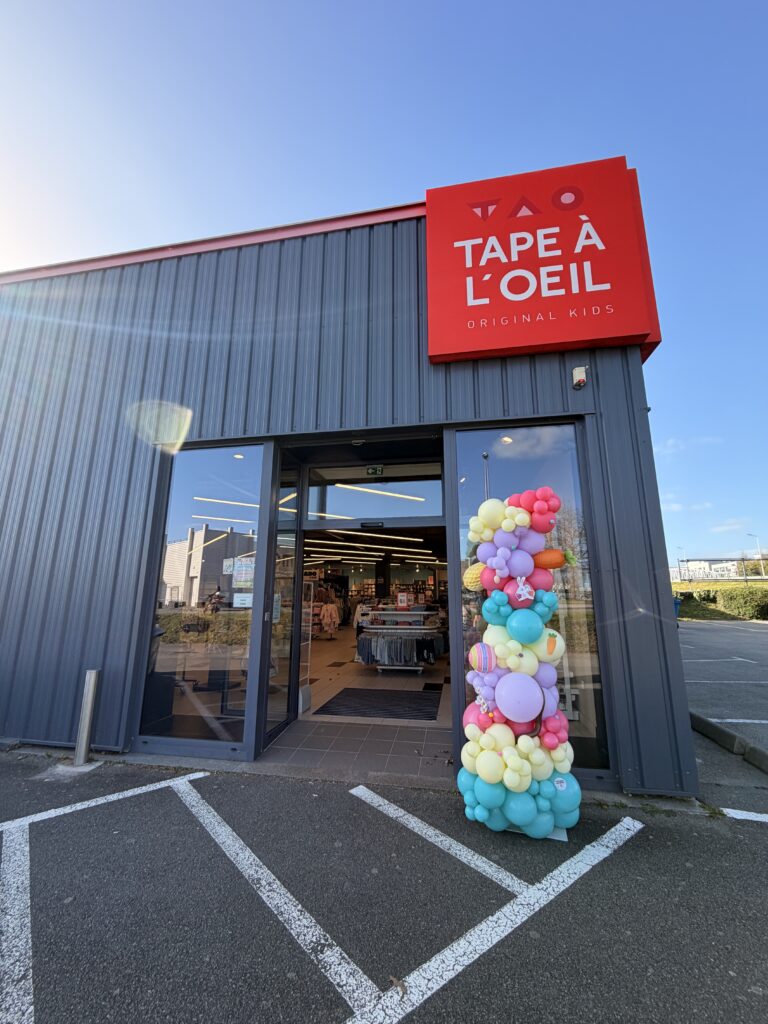 décoration centre commercial arche de ballons arche de fleur décoration galerie marchande colonne de ballons hypermarché supermarché