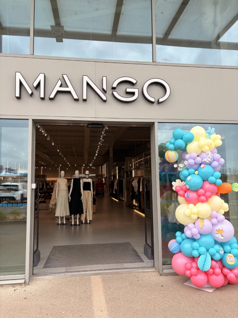 décoration centre commercial arche de ballons arche de fleur décoration galerie marchande colonne de ballons hypermarché supermarché