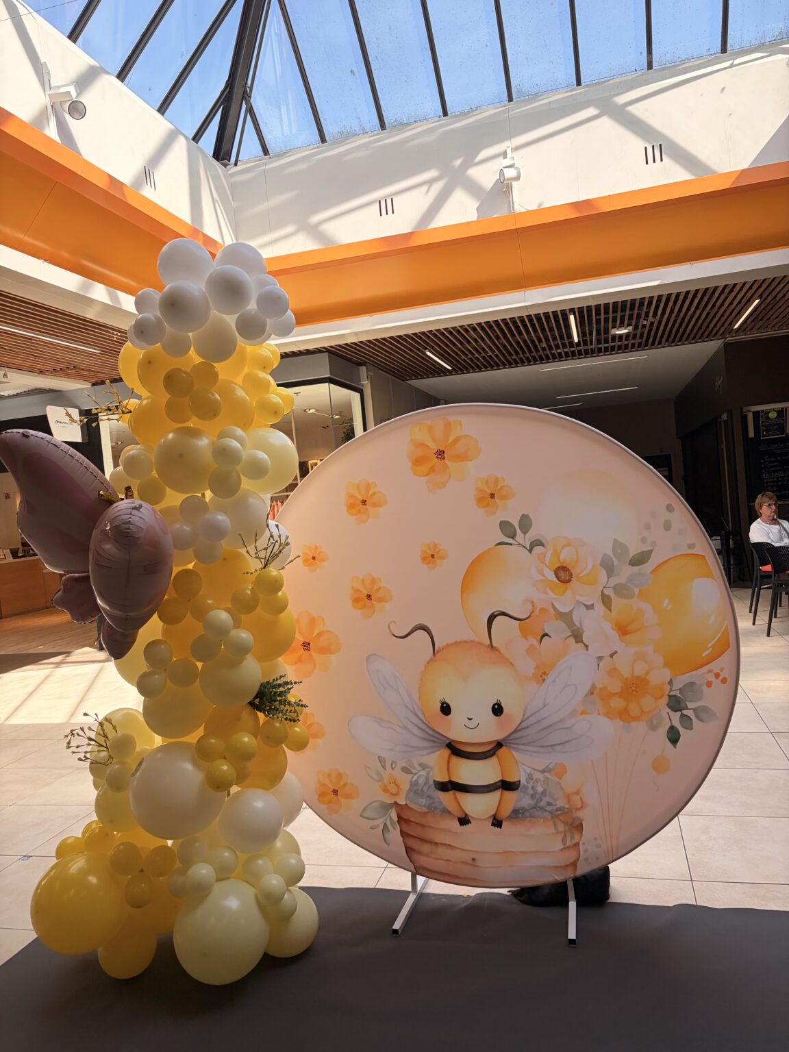 décoration centre commercial arche de ballons arche de fleur décoration galerie marchande