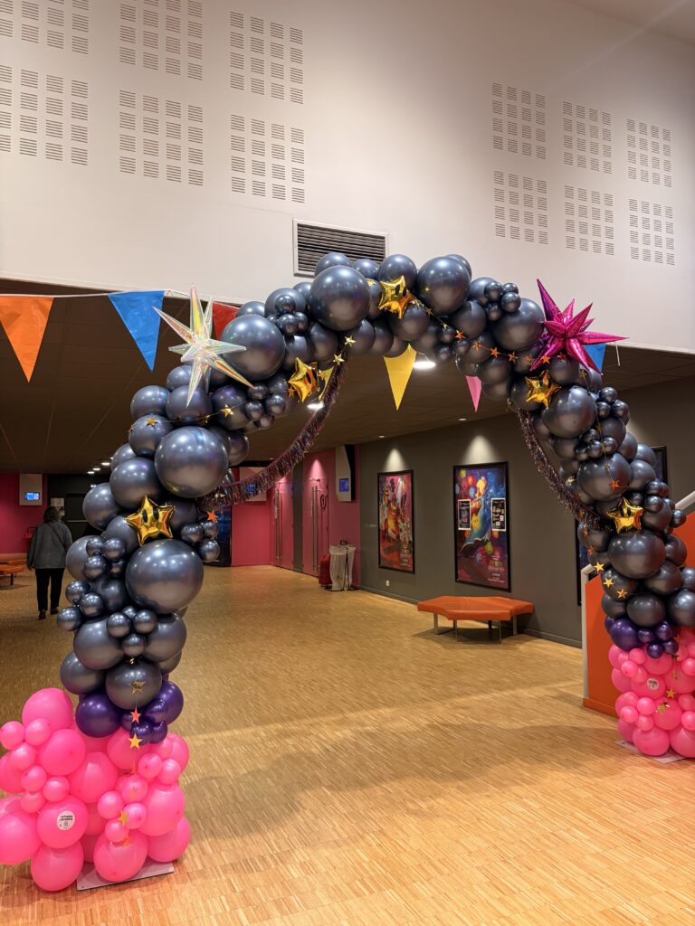 décoration centre commercial arche de ballons arche de fleur décoration galerie marchande colonne de ballons hypermarché supermarché