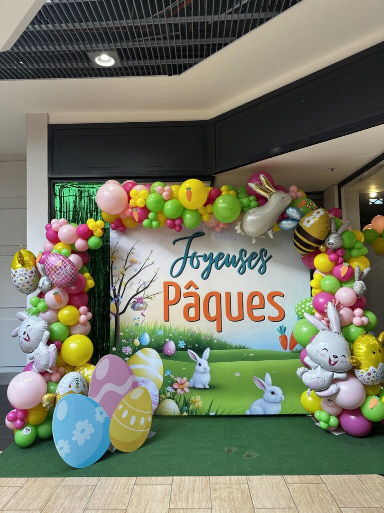 décoration centre commercial arche de ballons arche de fleur décoration galerie marchande colonne de ballons hypermarché supermarché