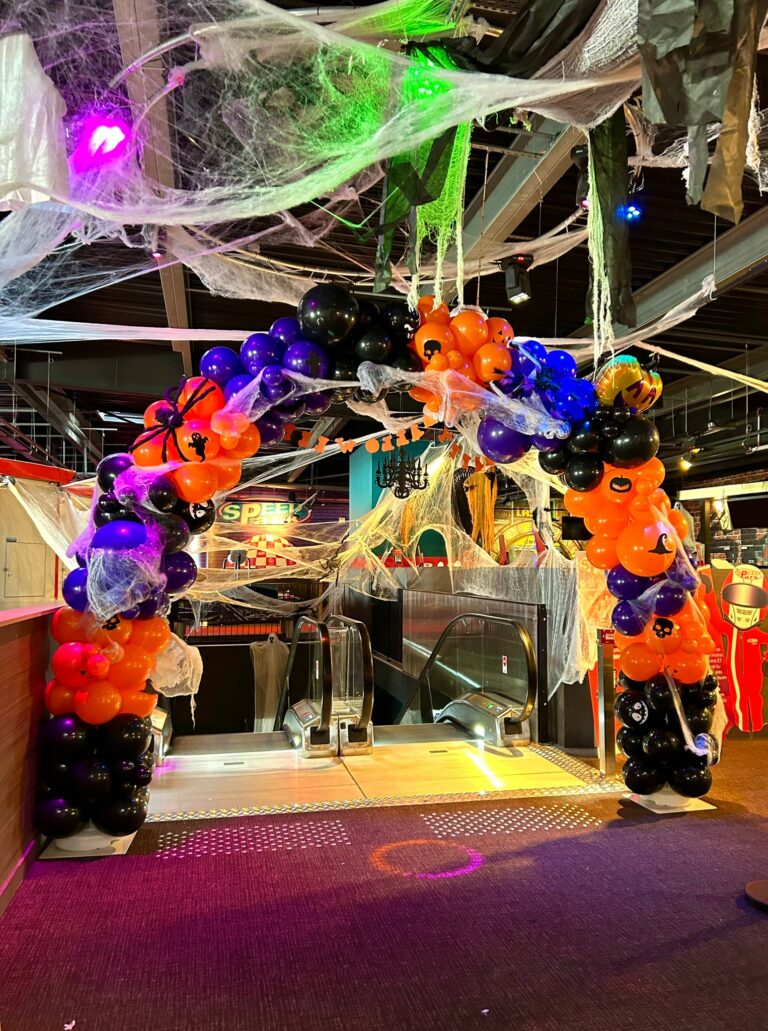 décoration halloween centre commercial hypermarché supermarché retail décoration arche de ballons halloween