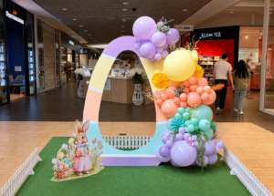 décoration centre commercial arche de ballons arche de fleur décoration galerie marchande colonne de ballons hypermarché supermarché